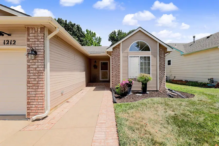 1212 N Sunset Dr, Derby, KS 67037 - #3
