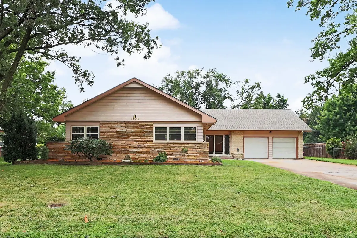 1901 W Nottingham Ln, Wichita, KS 67204 - #1