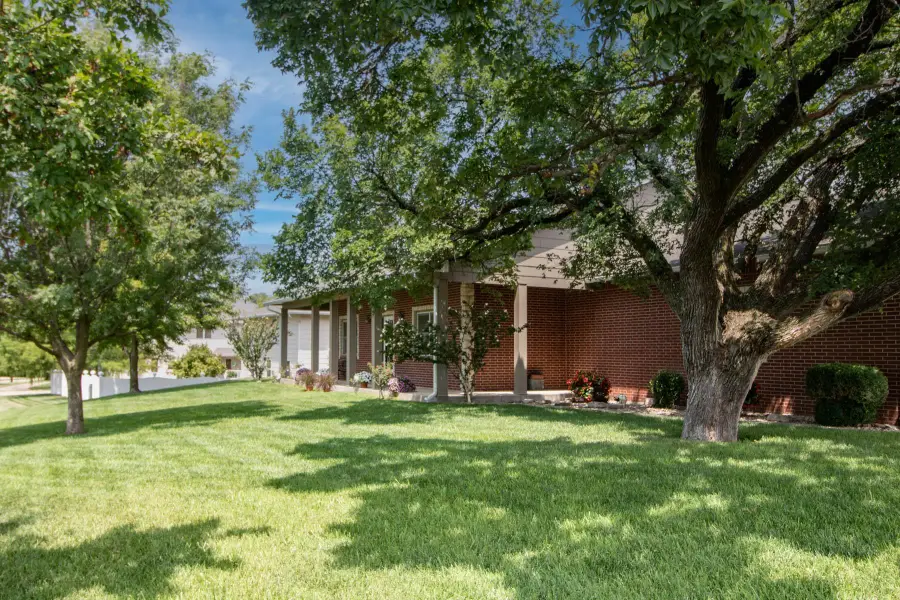 114 W Woodland Ct, Mulvane, KS 67110 - #2