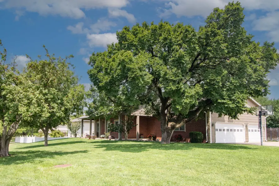 114 W Woodland Ct, Mulvane, KS 67110 - #3
