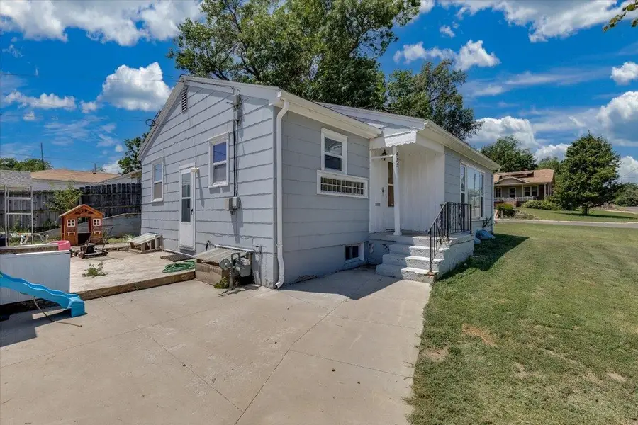 425 W 6th St, Pratt, KS 67124 - #2
