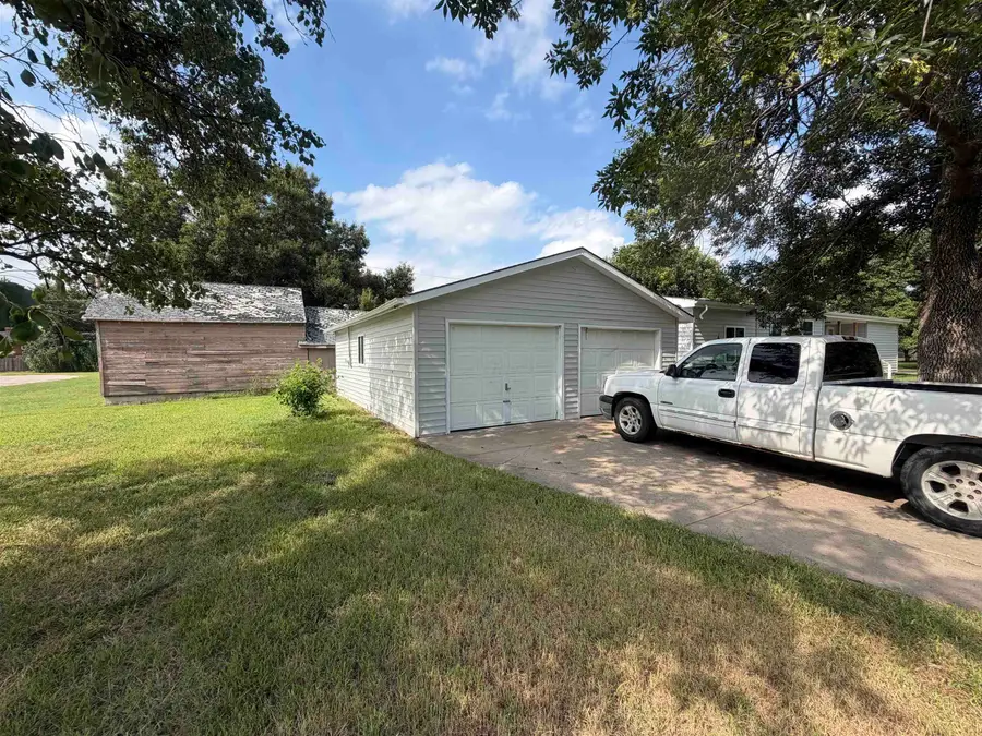 400 W 5th St, Sedgwick, KS 67135 - #2