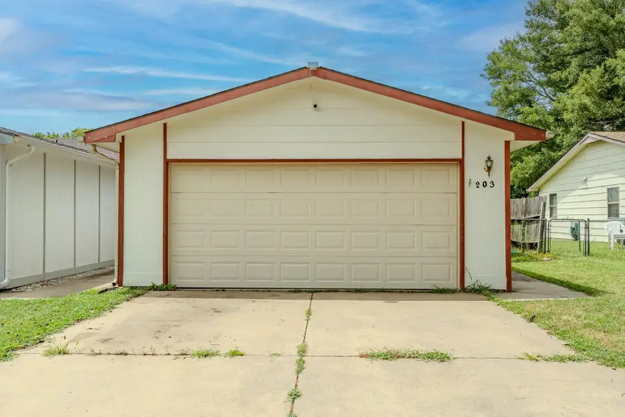 203 S Westview Dr, Derby, KS 67037 - #2