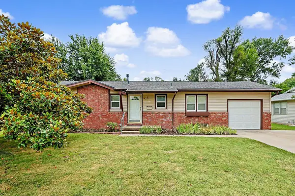 2027 W Manhattan Dr, Wichita, KS 67204
