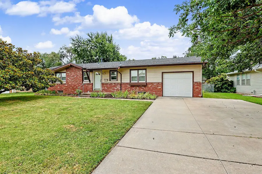 2027 W Manhattan Dr, Wichita, KS 67204 - #2