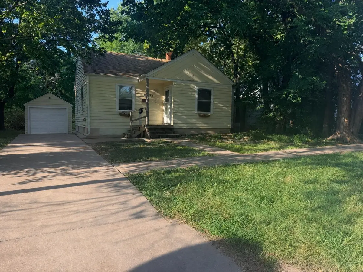 425 E 2nd St, Newton, KS 67114 - #1