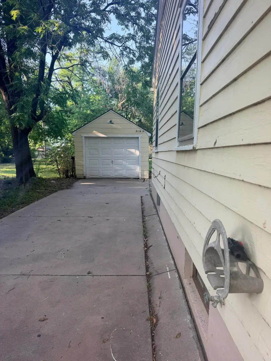 425 E 2nd St, Newton, KS 67114 - #3