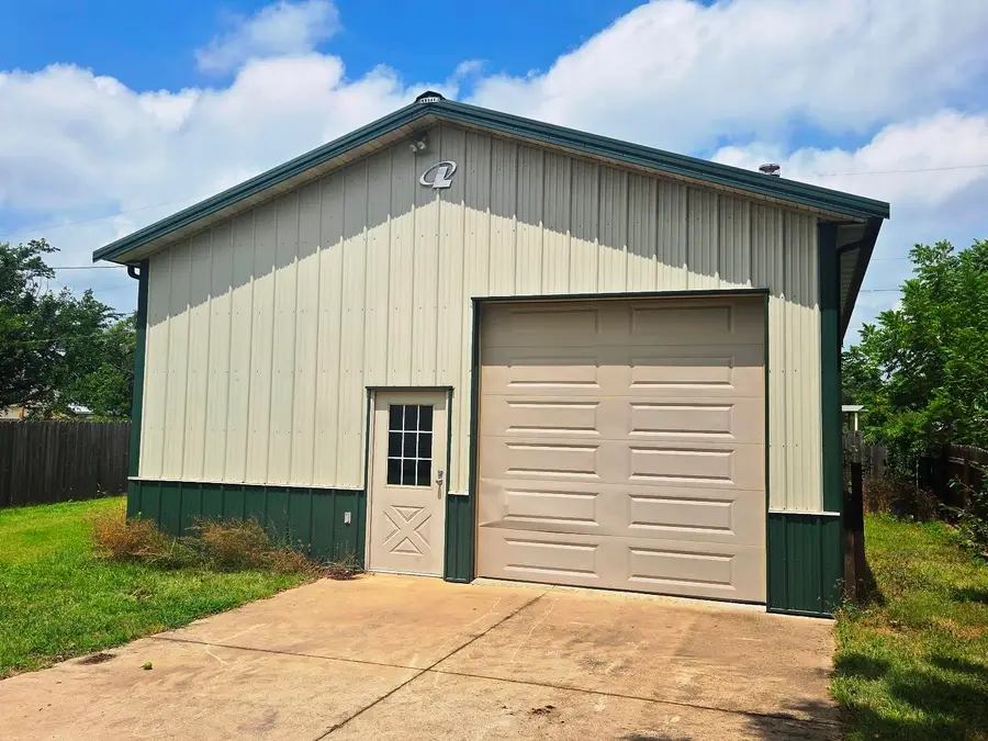 1420 E 9th, Newton, KS 67114 - #2
