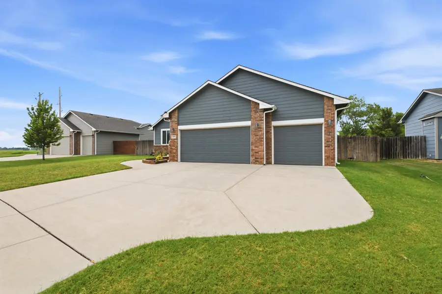 879 S Cattail Cir, Haysville, KS 67060 - #2