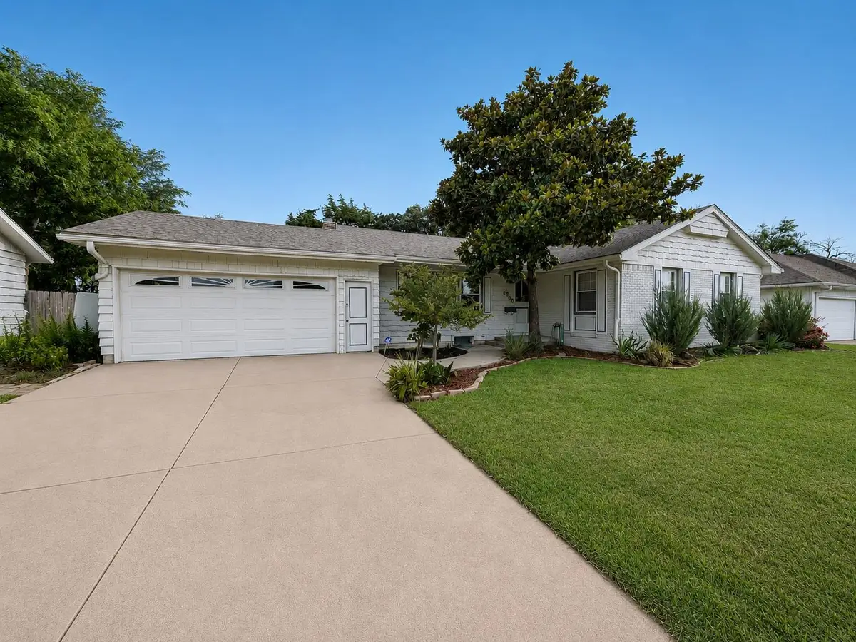 6832 E Farmview Ln, Wichita, KS 67206 - #1