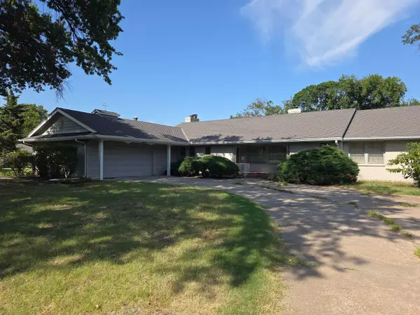 1348 N Estate Ct, Wichita, KS 67208