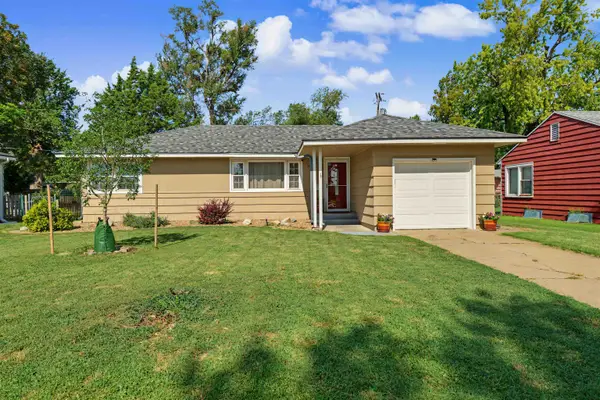 1938 Larson St, Salina, KS 67401