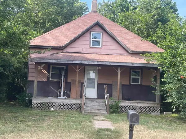 621 E 4th St, Wellington, KS 67152-2716