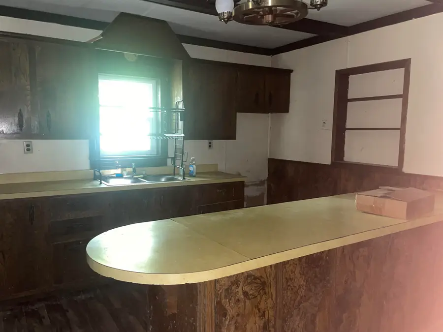 621 E 4th St, Wellington, KS 67152-2716 - #3