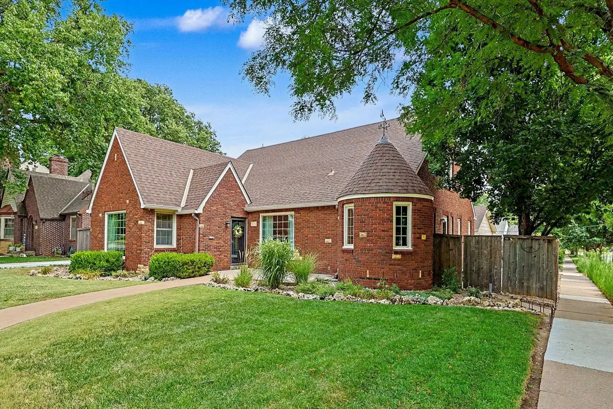 200 N Parkwood Ln, Wichita, KS 67208 - #1