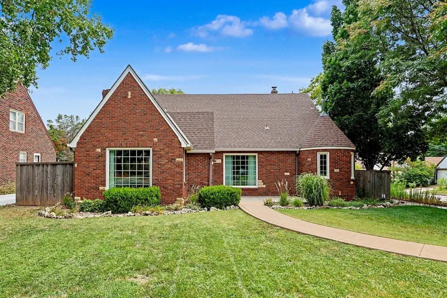 200 N Parkwood Ln, Wichita, KS 67208 - #2