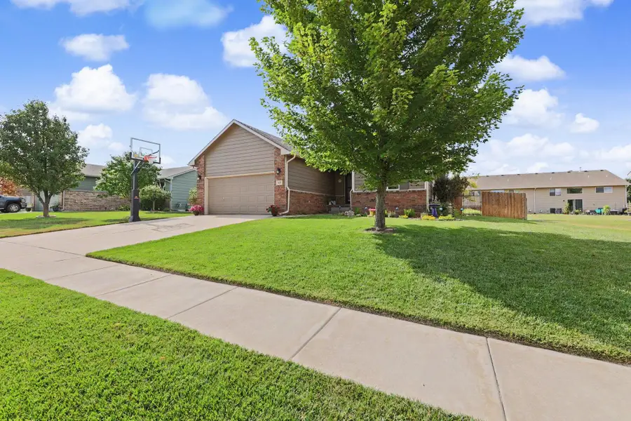 843 E Winding Land St, Derby, KS 67037 - #2