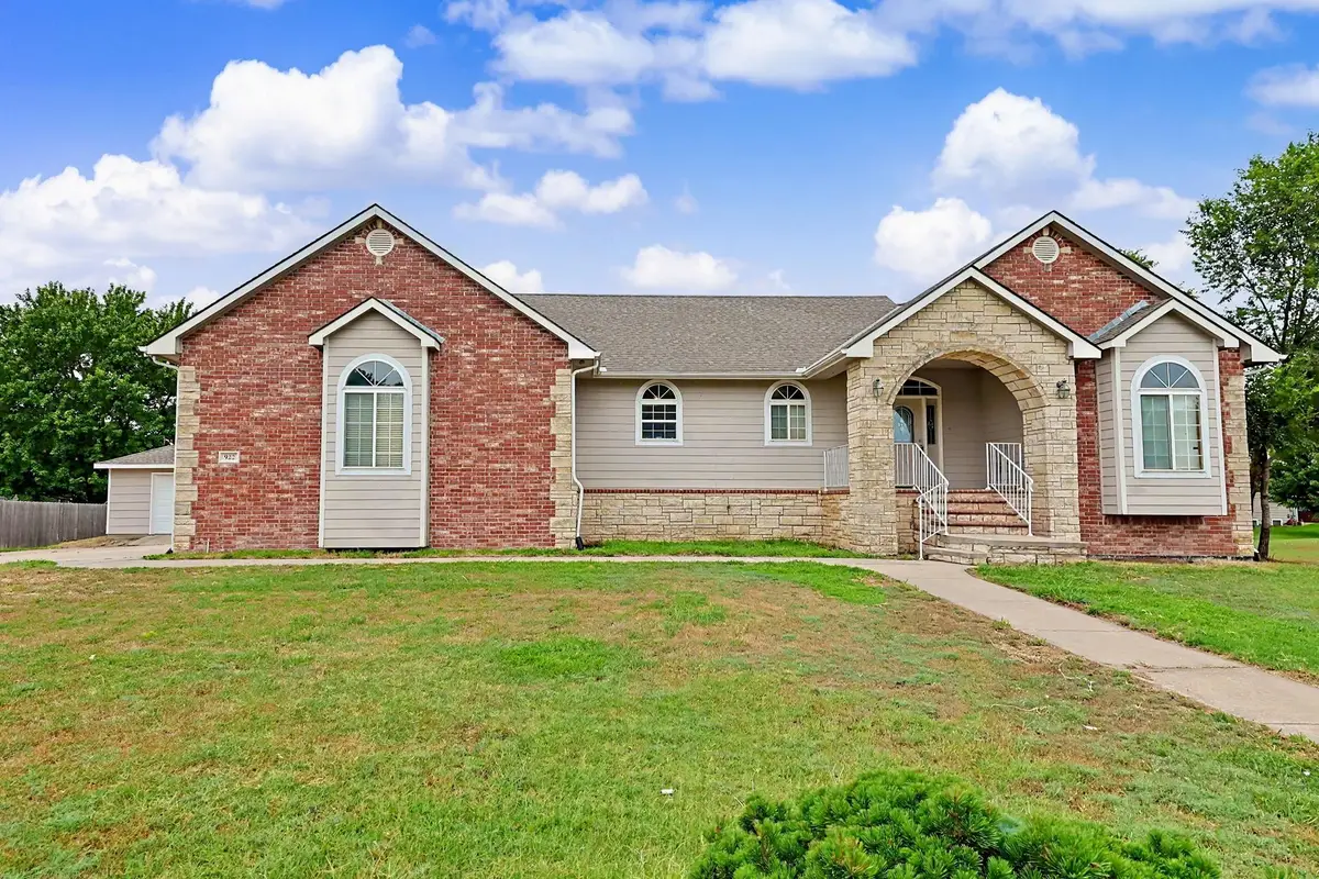 922 E Karla Ct, Haysville, KS 67060 - #1