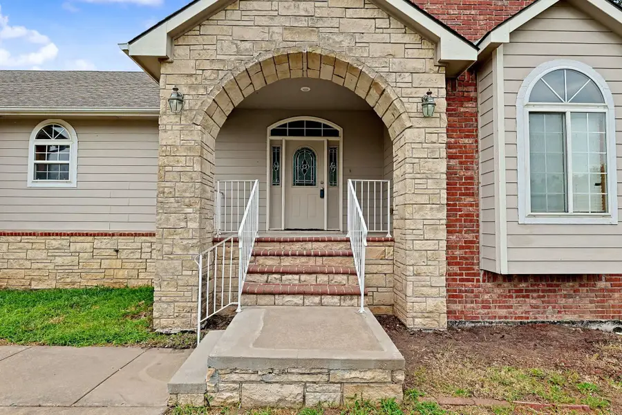 922 E Karla Ct, Haysville, KS 67060 - #2