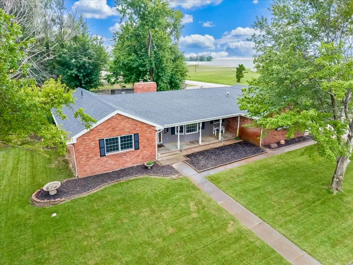 917 W 4th St, Halstead, KS 67056 - #1