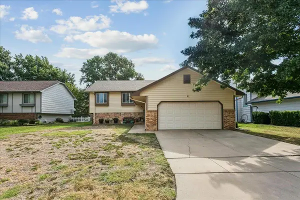 424 N Pine Grove Cr, Wichita, KS 67212