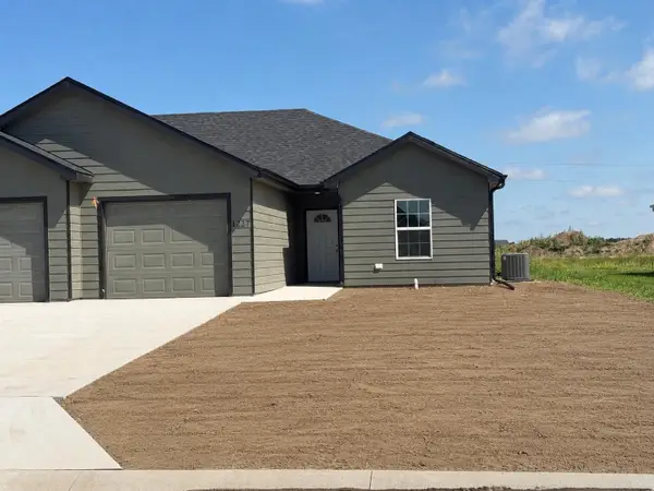 1227 Fountain Dr, Salina, KS 67401