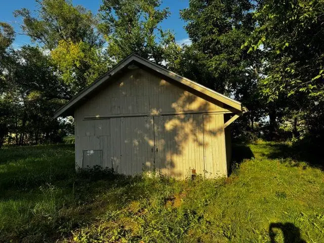 416 Walnut St, Halstead, KS 67056 - #2
