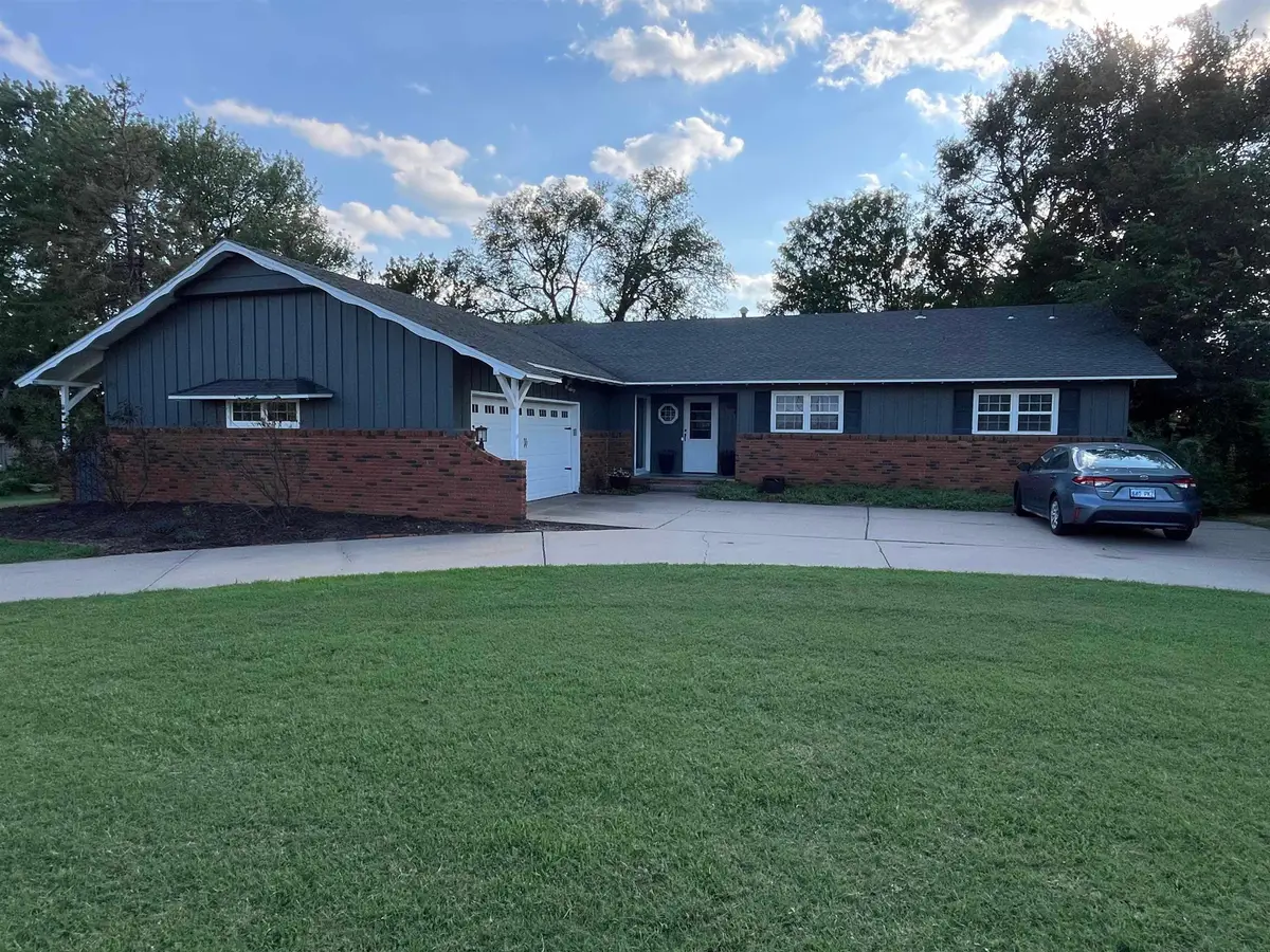 301 Willow Rd, Hillsboro, KS 67063 - #1