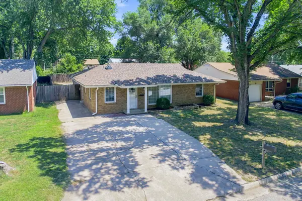 1214 N Westview Dr, Derby, KS 67037