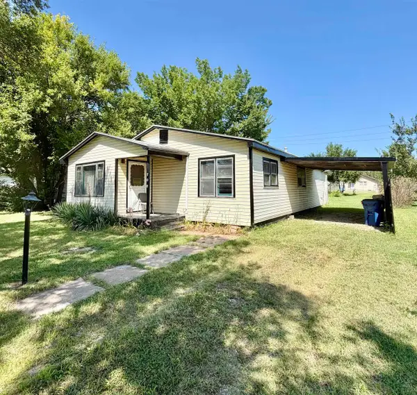 708 N School, Eureka, KS 67045