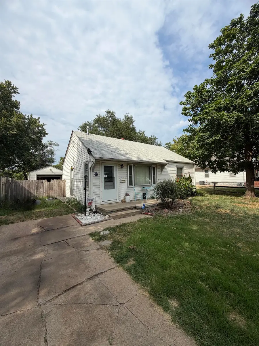2228 W Caroline Ave, Wichita, KS 67203 - #2