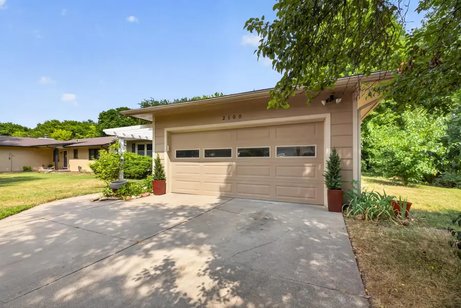 2100 N Ridgewood Dr, Wichita, KS 67208 - #2