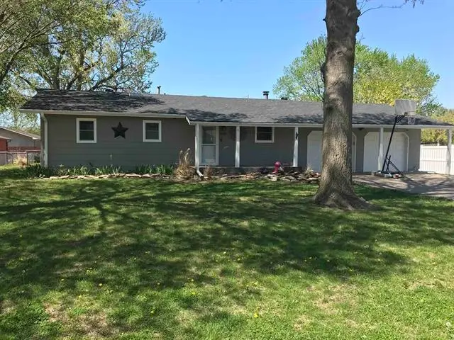 607 N Lincoln St, Bennington, KS 67422 - #1