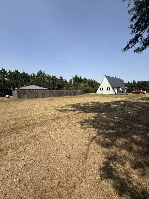 8232 N Prairie Rd, Moundridge, KS 67107