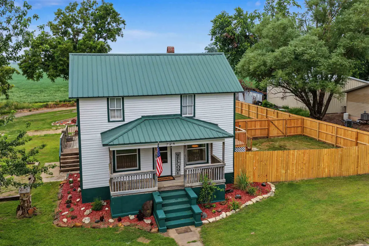 724 N Melbert Ave, Gypsum, KS 67448 - #1