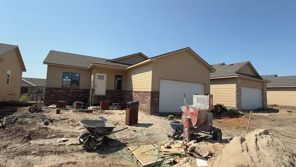 8979 N Joshua Dr, Bel Aire, KS 67226