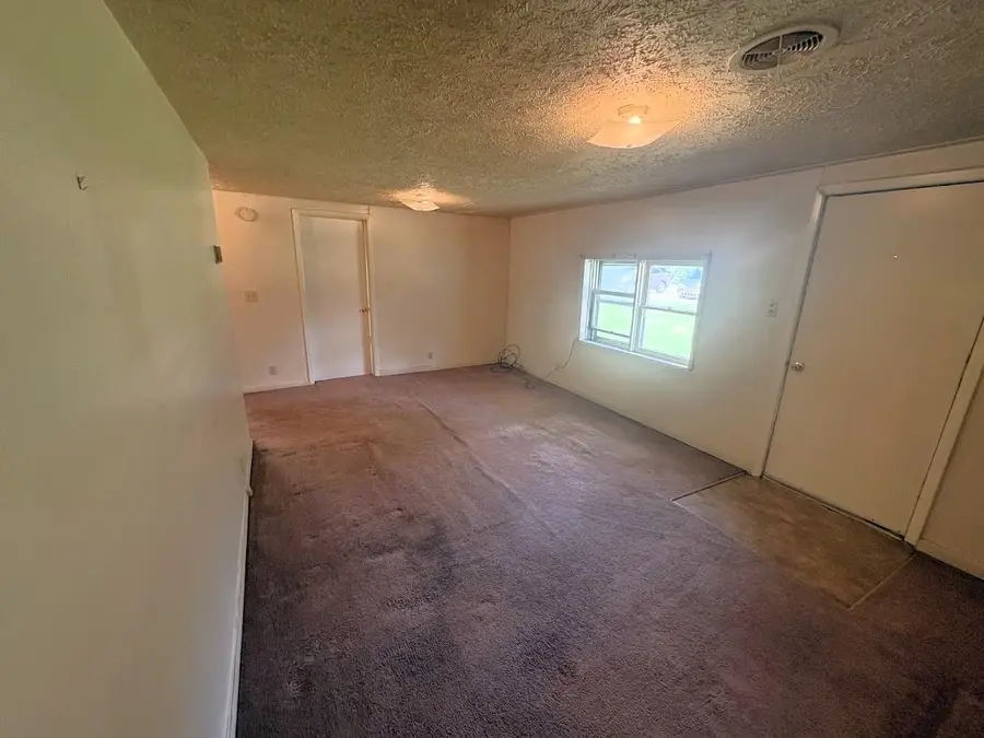 331 Des Moines Ave, Salina, KS 67401 - #2