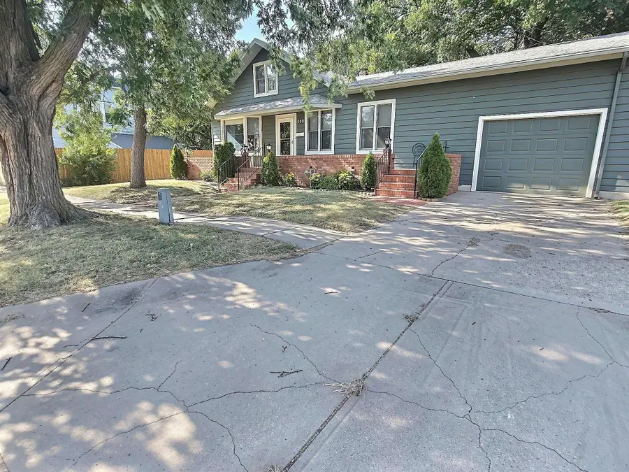 308 SE 2nd St, Newton, KS 67114 - #3