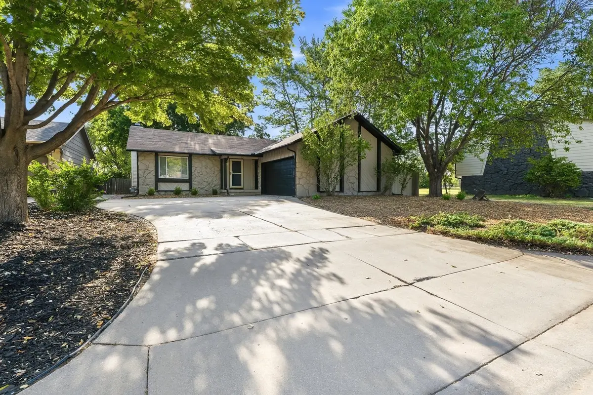 112 N Summitlawn Cir, Wichita, KS 67212 - #1