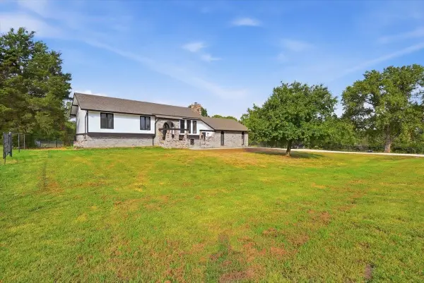 11 Pony Meadows Dr, Wichita, KS 67232