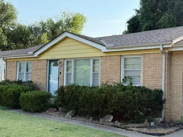 227 S Sunset Ave, Haysville, KS 67060 - #2
