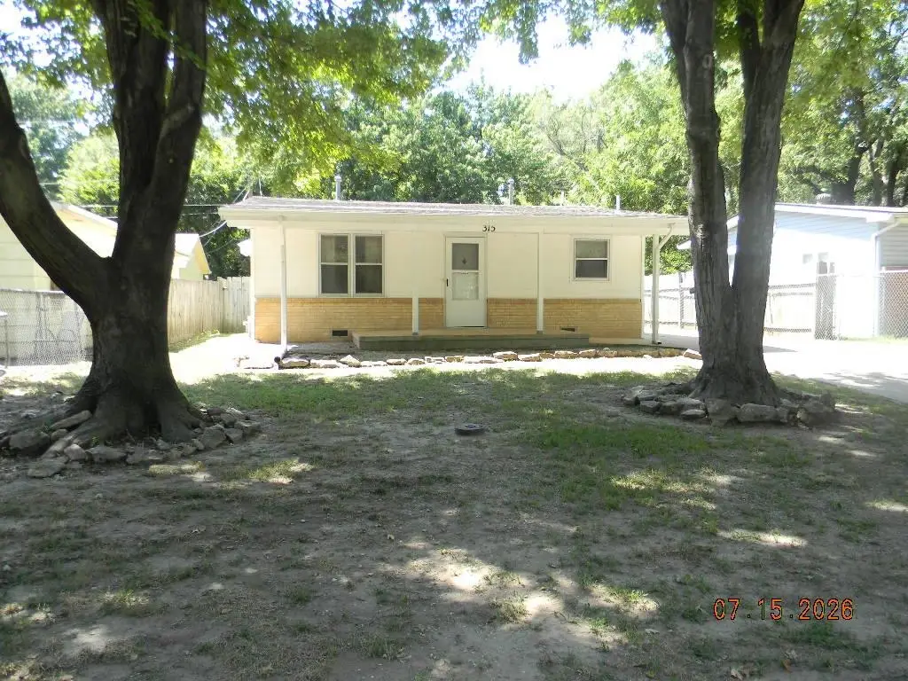 315 S Stewart Dr, Haysville, KS 67060 - #1