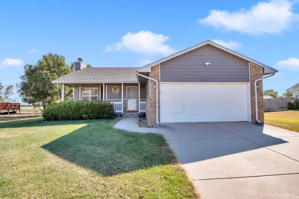 517 Clover Lane, Hesston, KS 67062