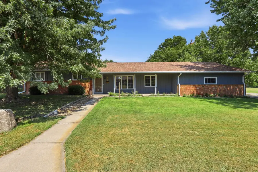 909 Countryside Dr, McPherson, KS 67460 - #2