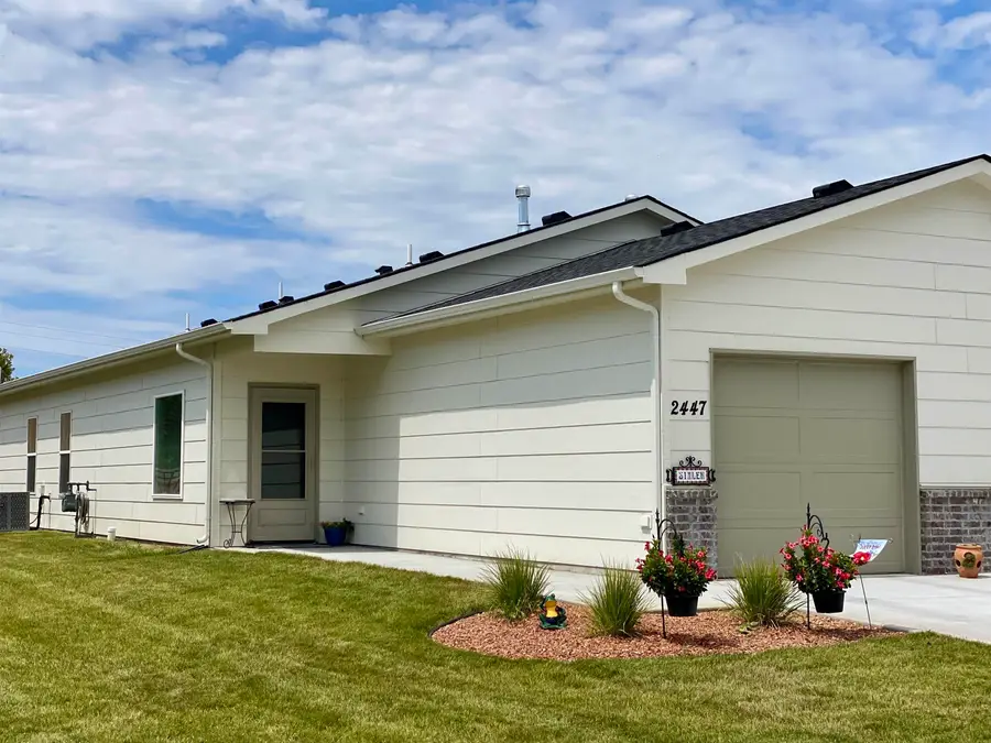 2447 W Macarthur Ct, Wichita, KS 67217 - #2