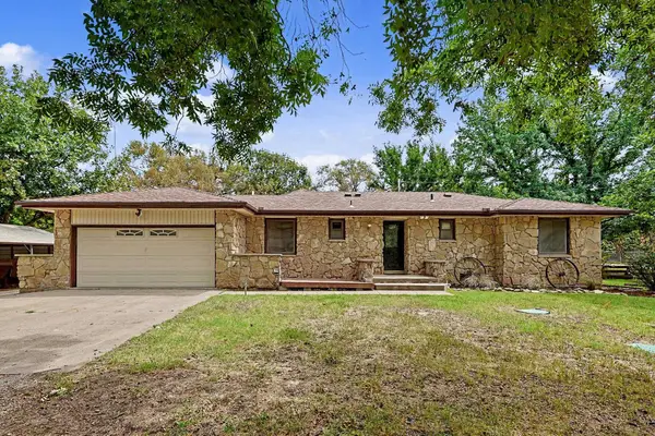 1404 N Greenwich Rd, Mulvane, KS 67110