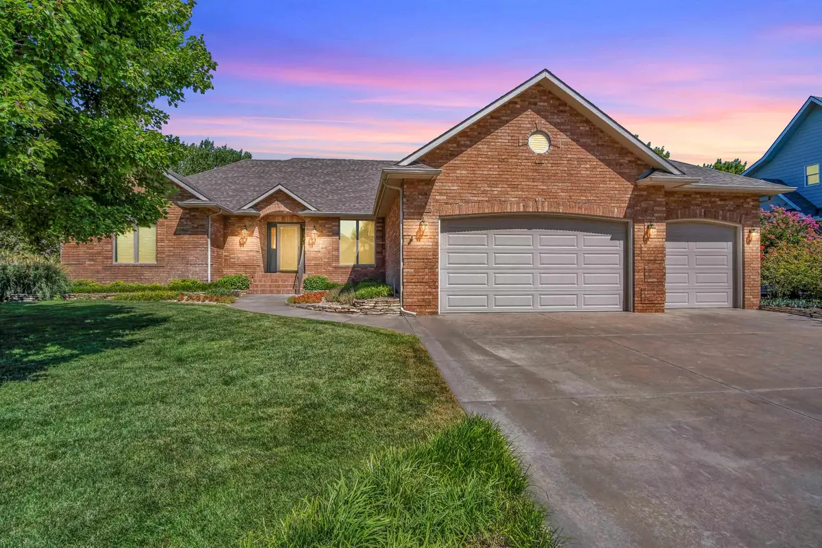 302 Lakewood Dr, North Newton, KS 67117 - #1