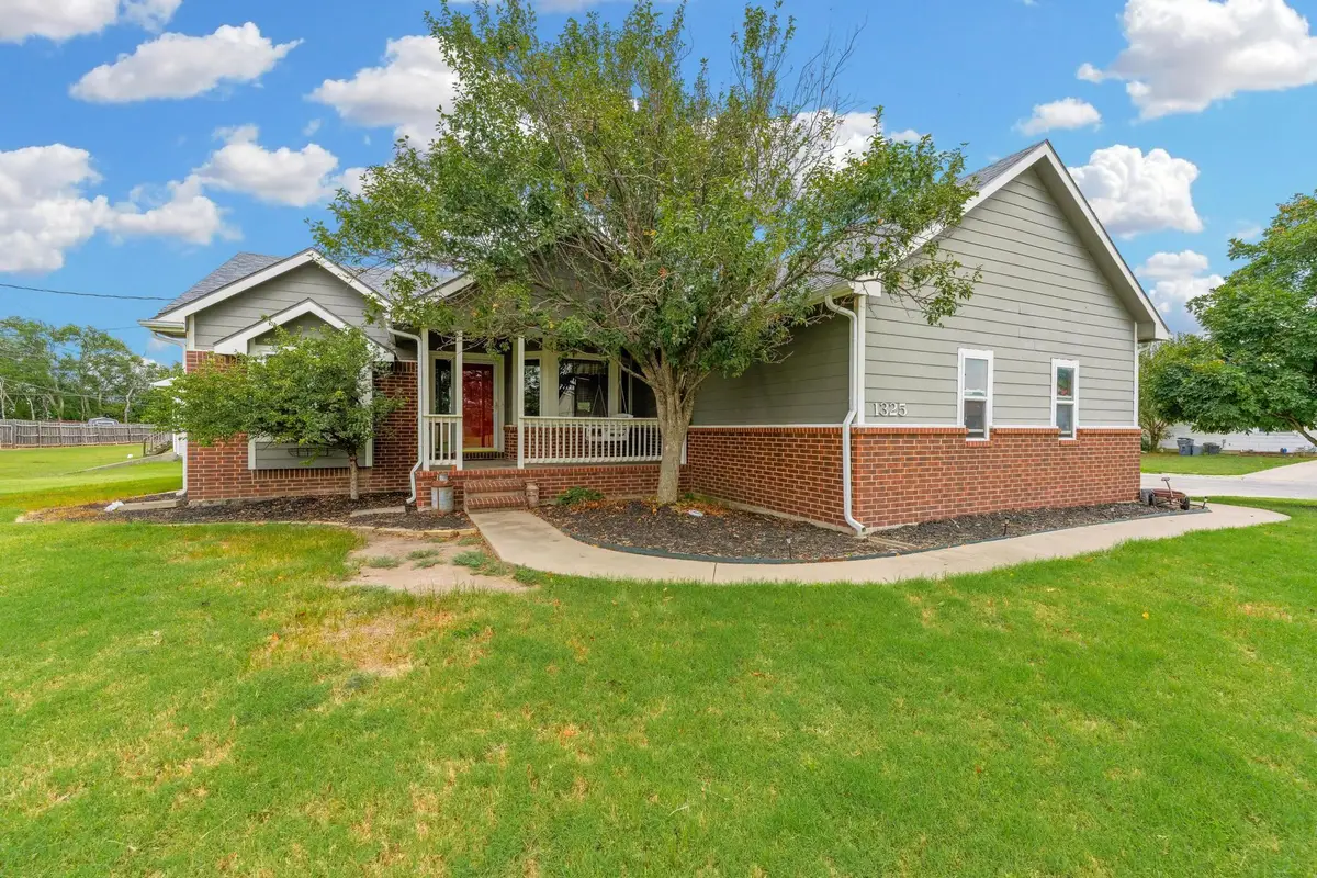1325 N Stewart St, Wellington, KS 67152 - #1