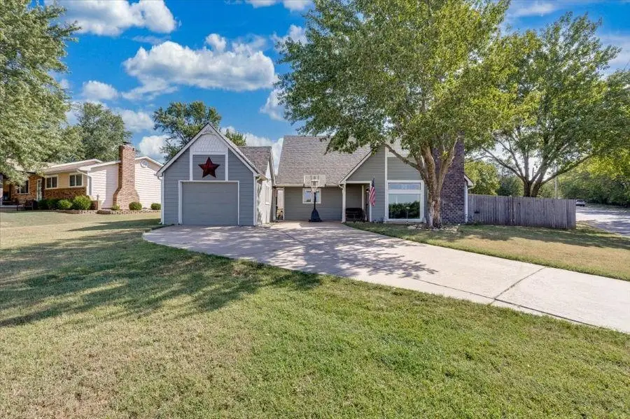 422 S Lincoln St, Belle Plaine, KS 67013 - #2