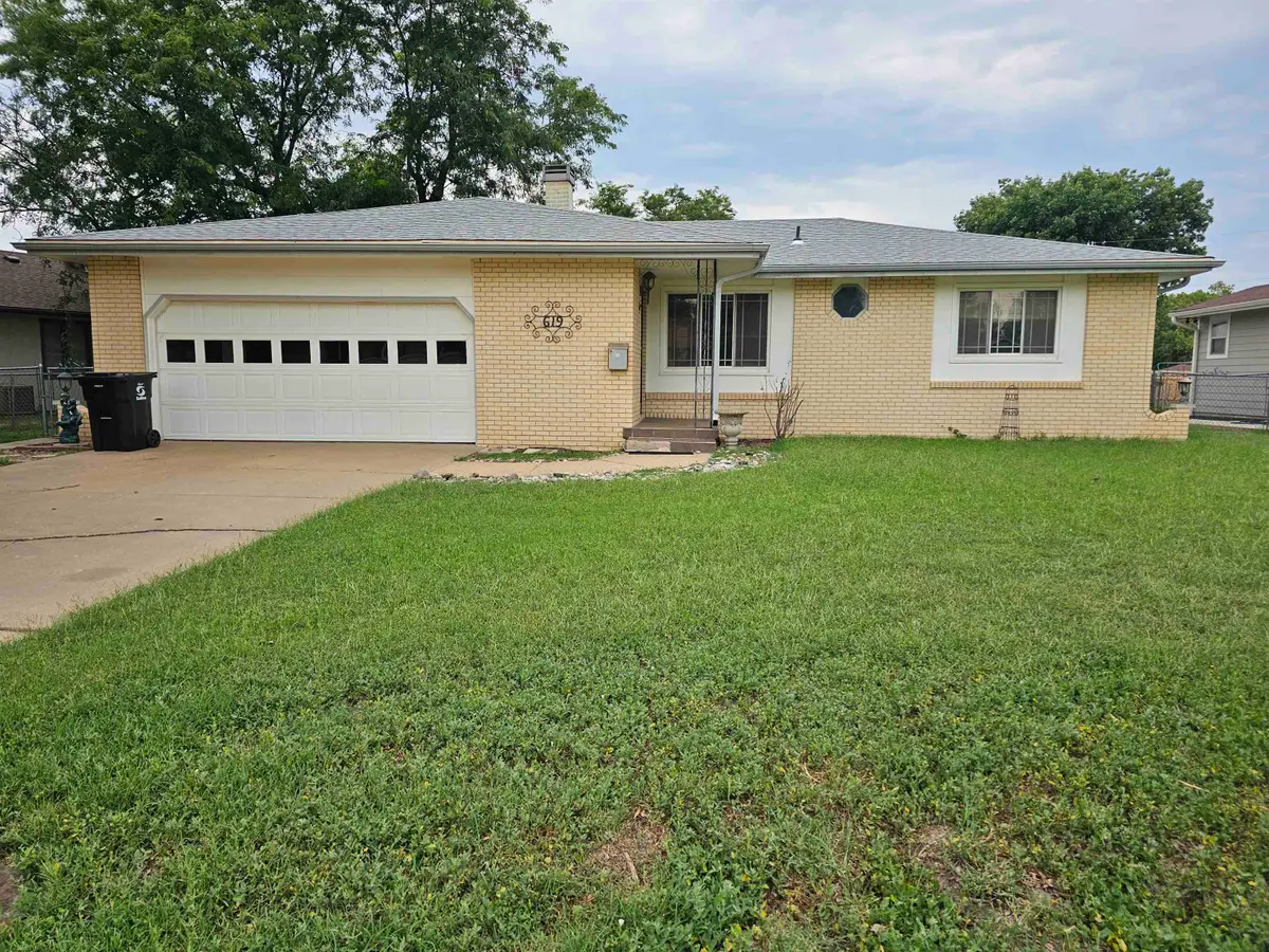 619 Berkshire Dr, Salina, KS 67401 - #1